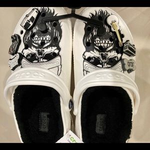 Like combs crocs size 6